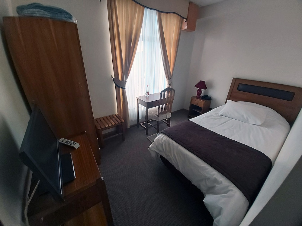 Hotel Esmeralda 7/30