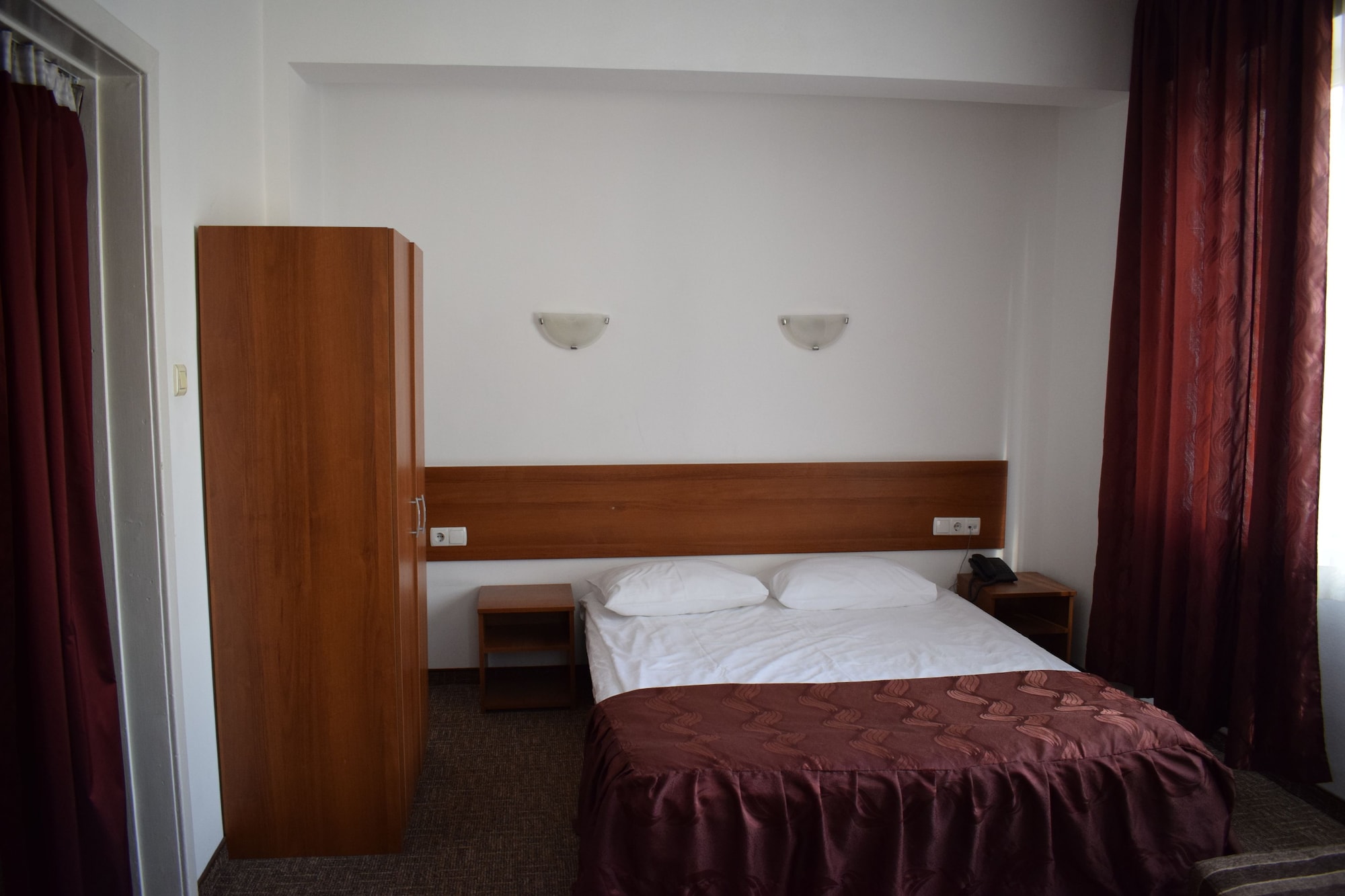 1 BEDROOM, SUITE
