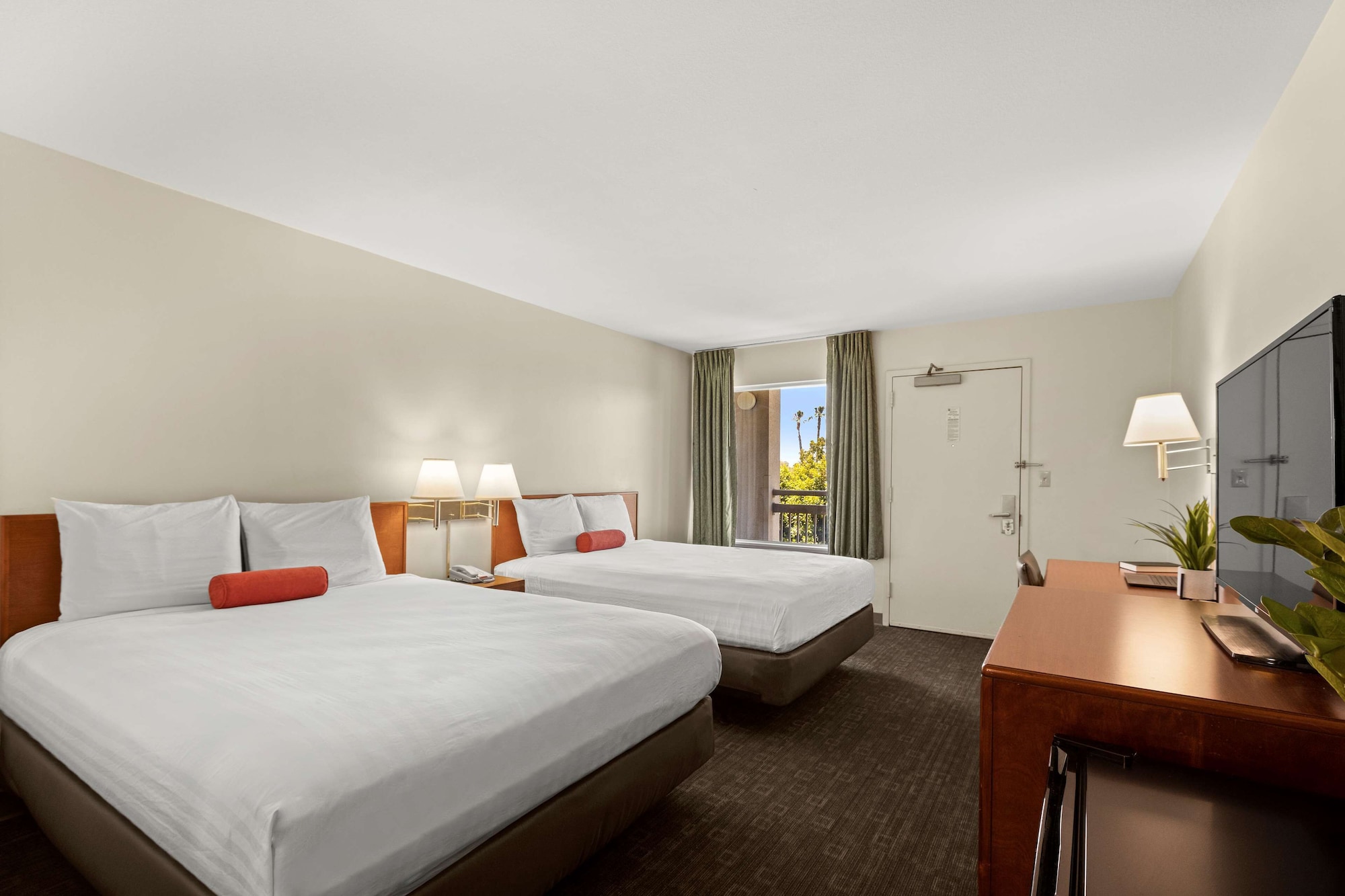 STANDARD, 2 QUEEN BEDS