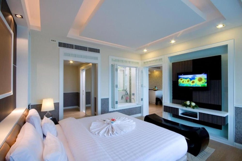 EXECUTIVE, SUITE, POOL VIEW