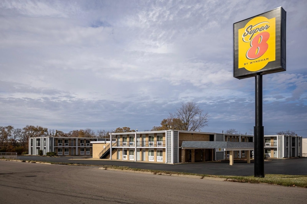 Super 8 by Wyndham Rockford South 4/32