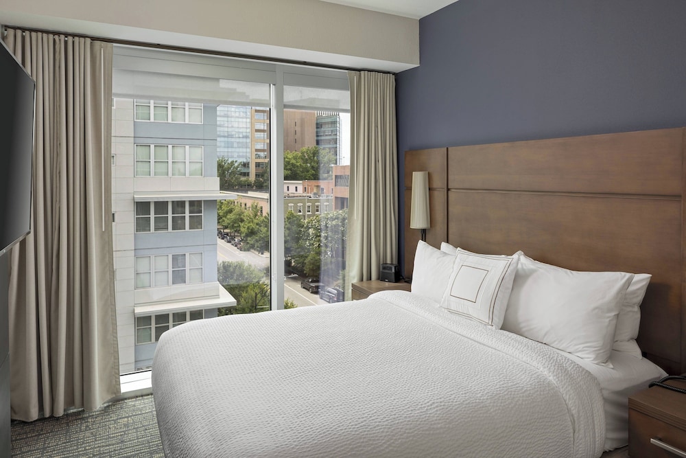 2 Bedrooms, Suite, City View