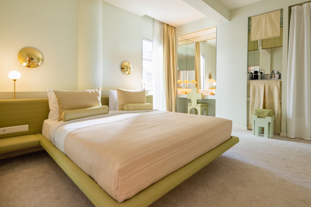 SUPERIOR, QUEEN BED
