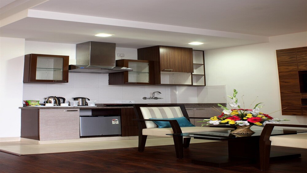 Stately Suites, Golf Course Road 50/58