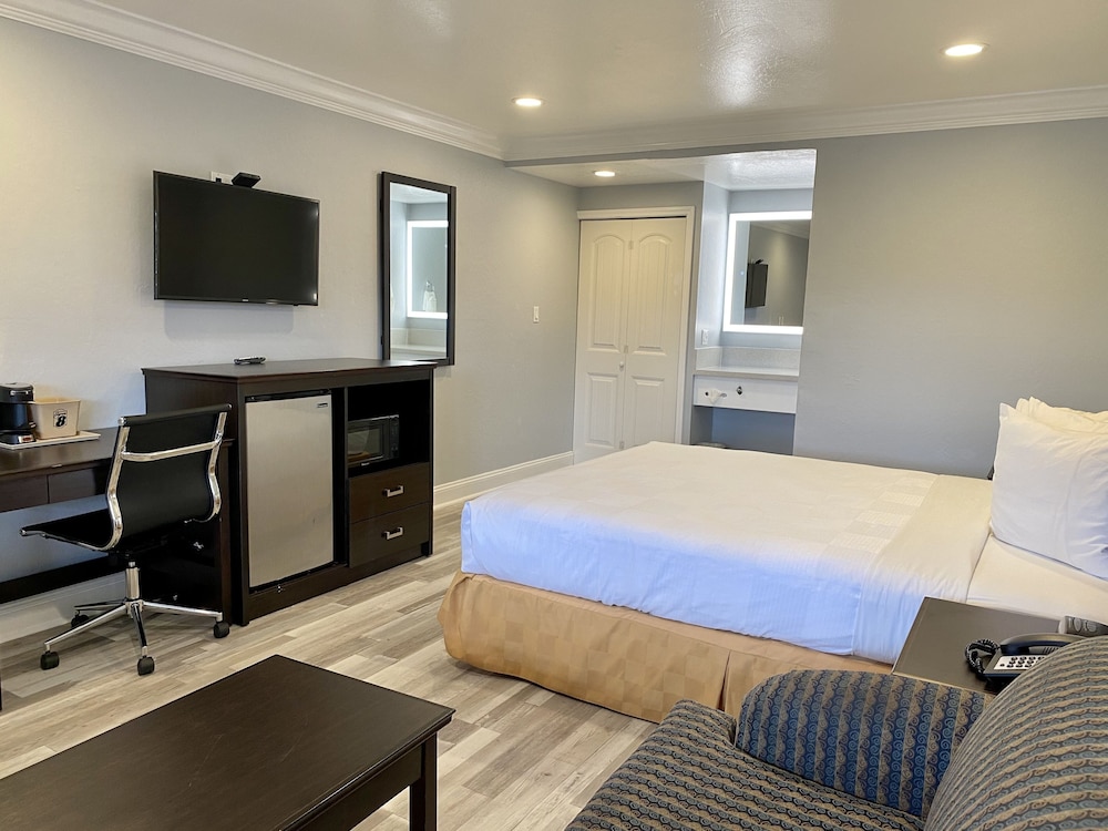 Super 8 By Wyndham Monterey/Carmel 24/48