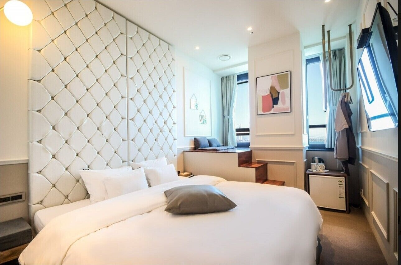 Run of House, Futon Bed, H Avenue 5/10