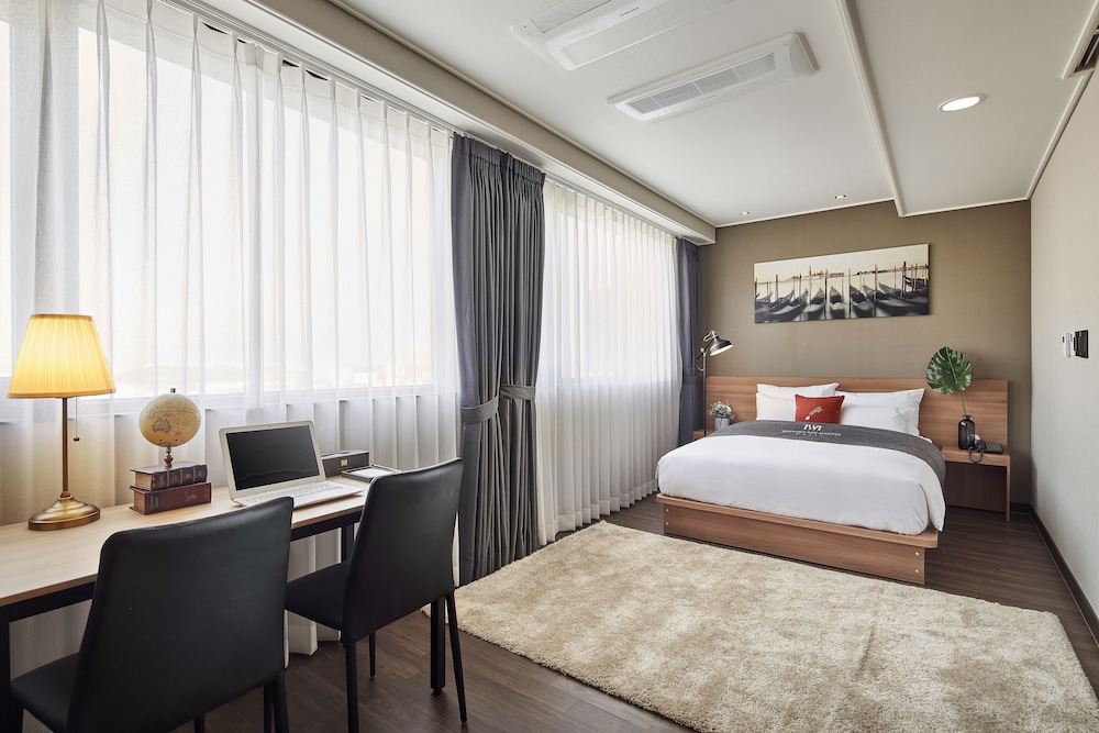 Western Bay Marina Hotel 11/46