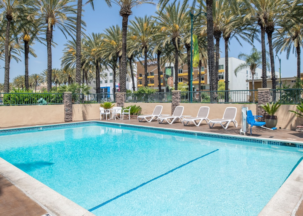 Anaheim Islander Inn And Suites 43/58
