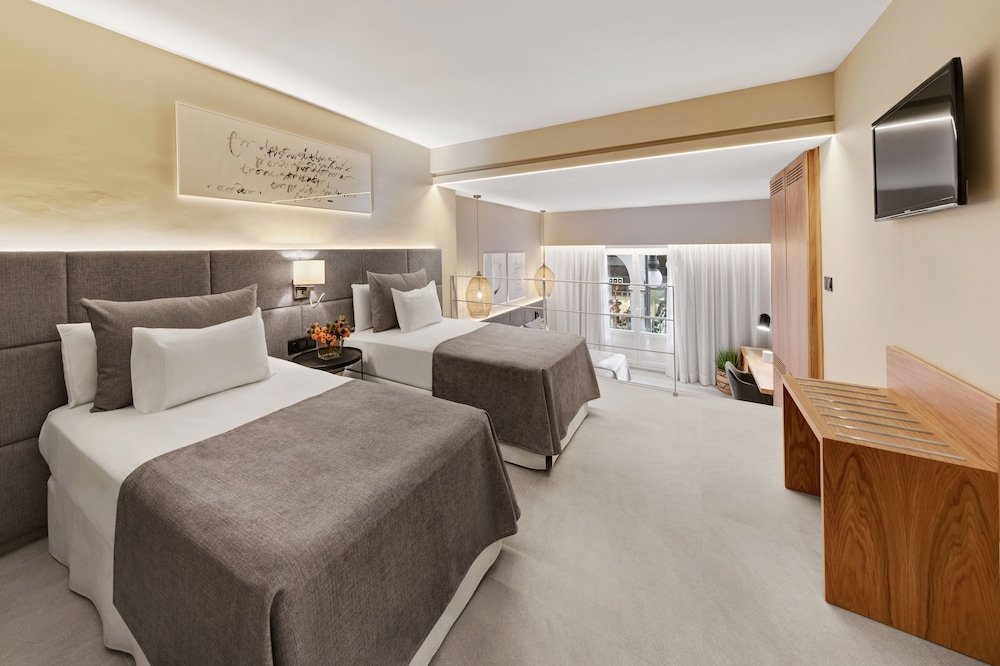 ROOM, QUADRUPLE