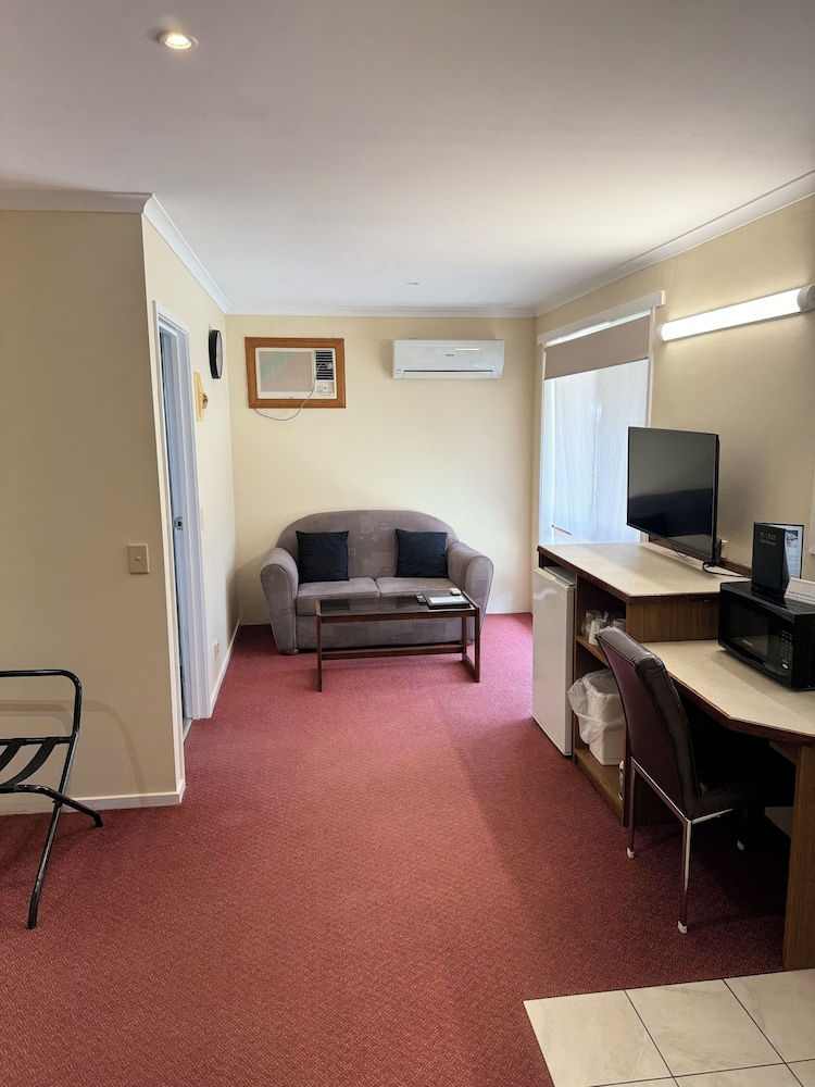 Blue Whale Motor Inn and Apartments 47/55