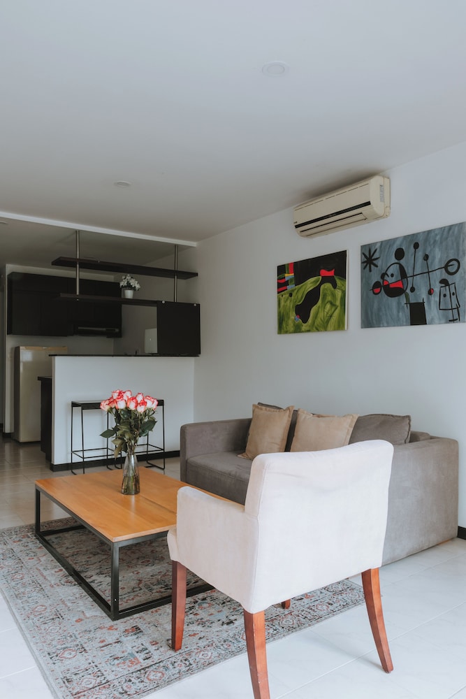 Travelers Apartamentos and Suites Orange Medellin 45/50