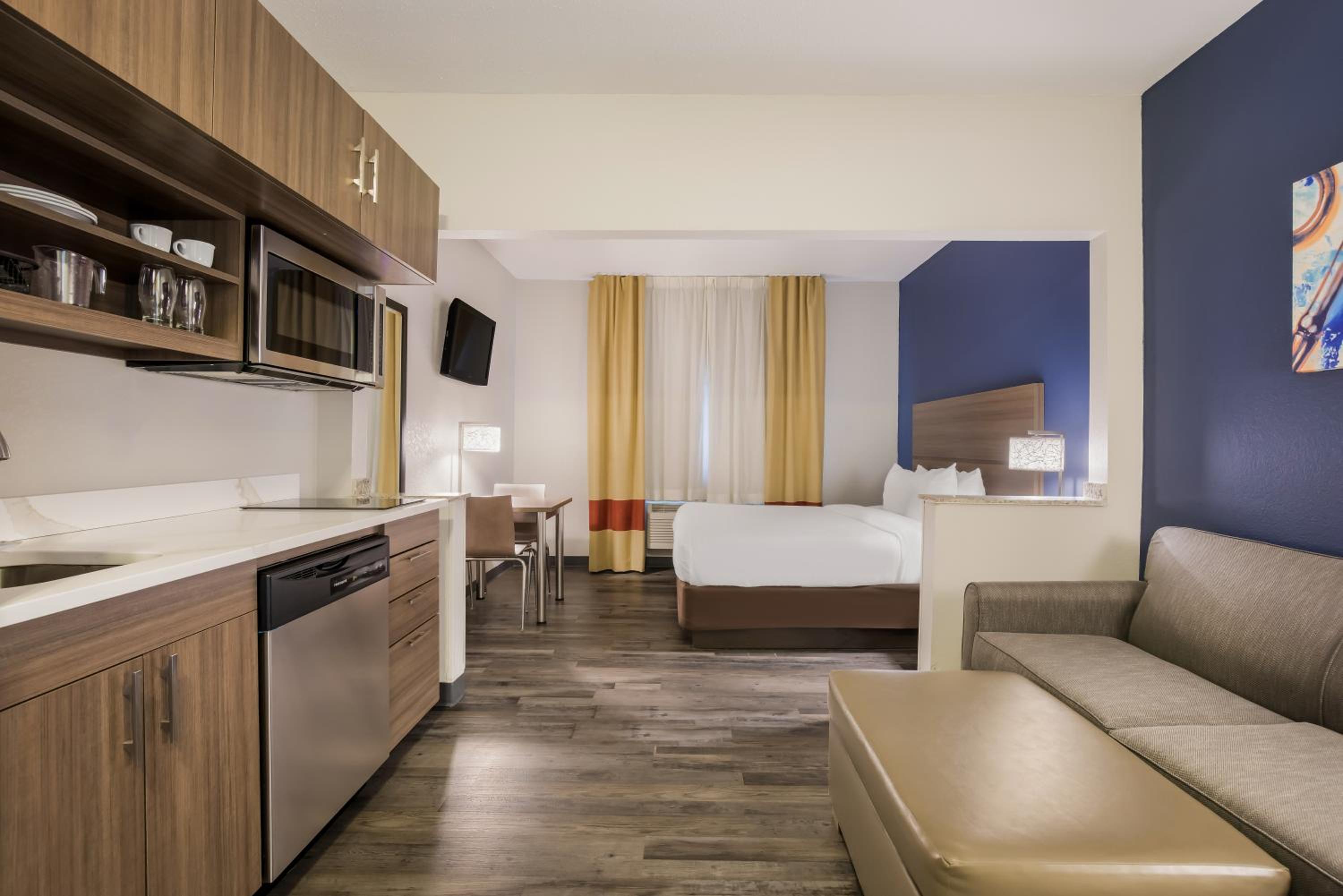 Efficiency, Suite, King Bed, Sofa، MainStay Suites Joliet I-55 4/4