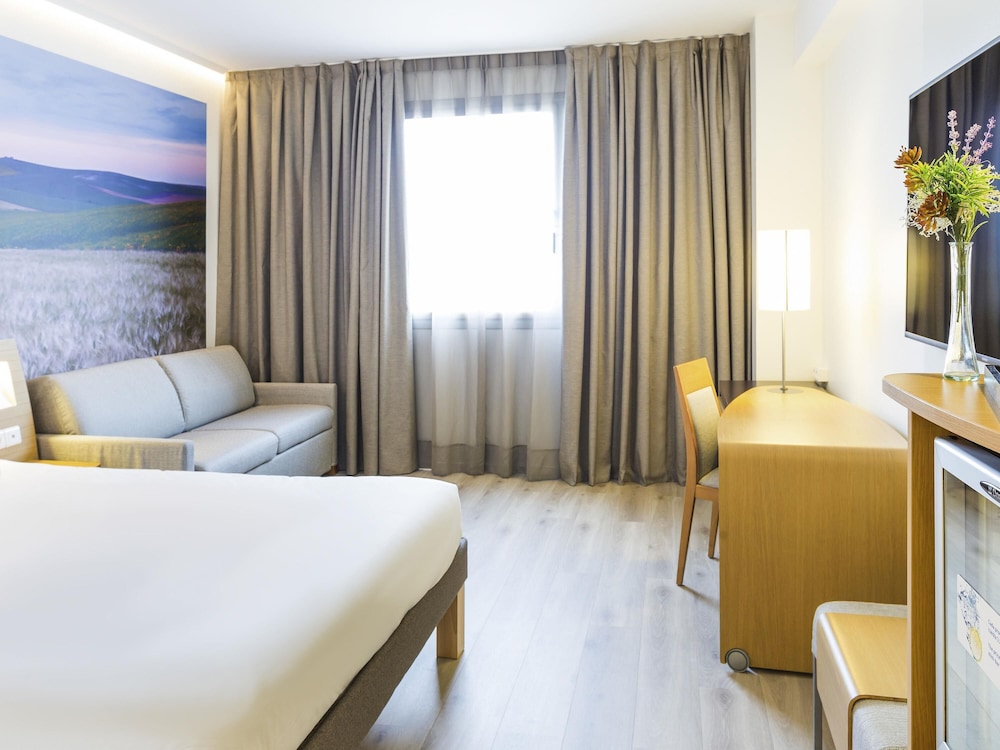SUPERIOR, QUEEN BED