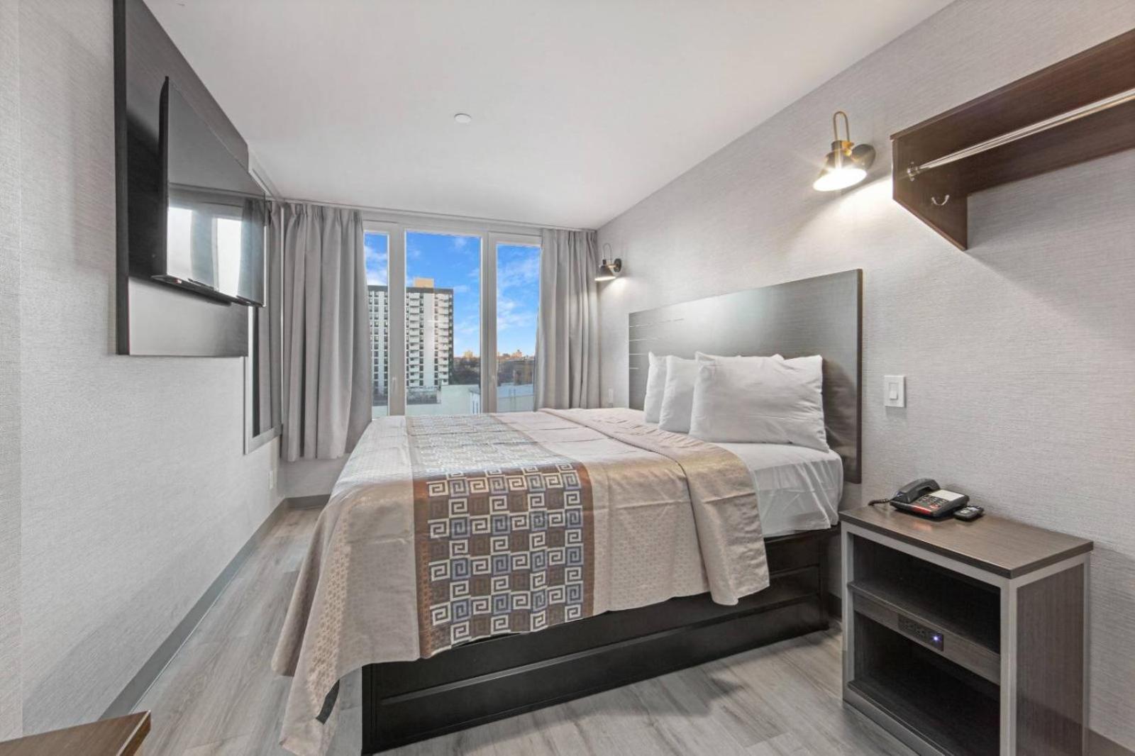 Tremont Hotel Bronx 34/50