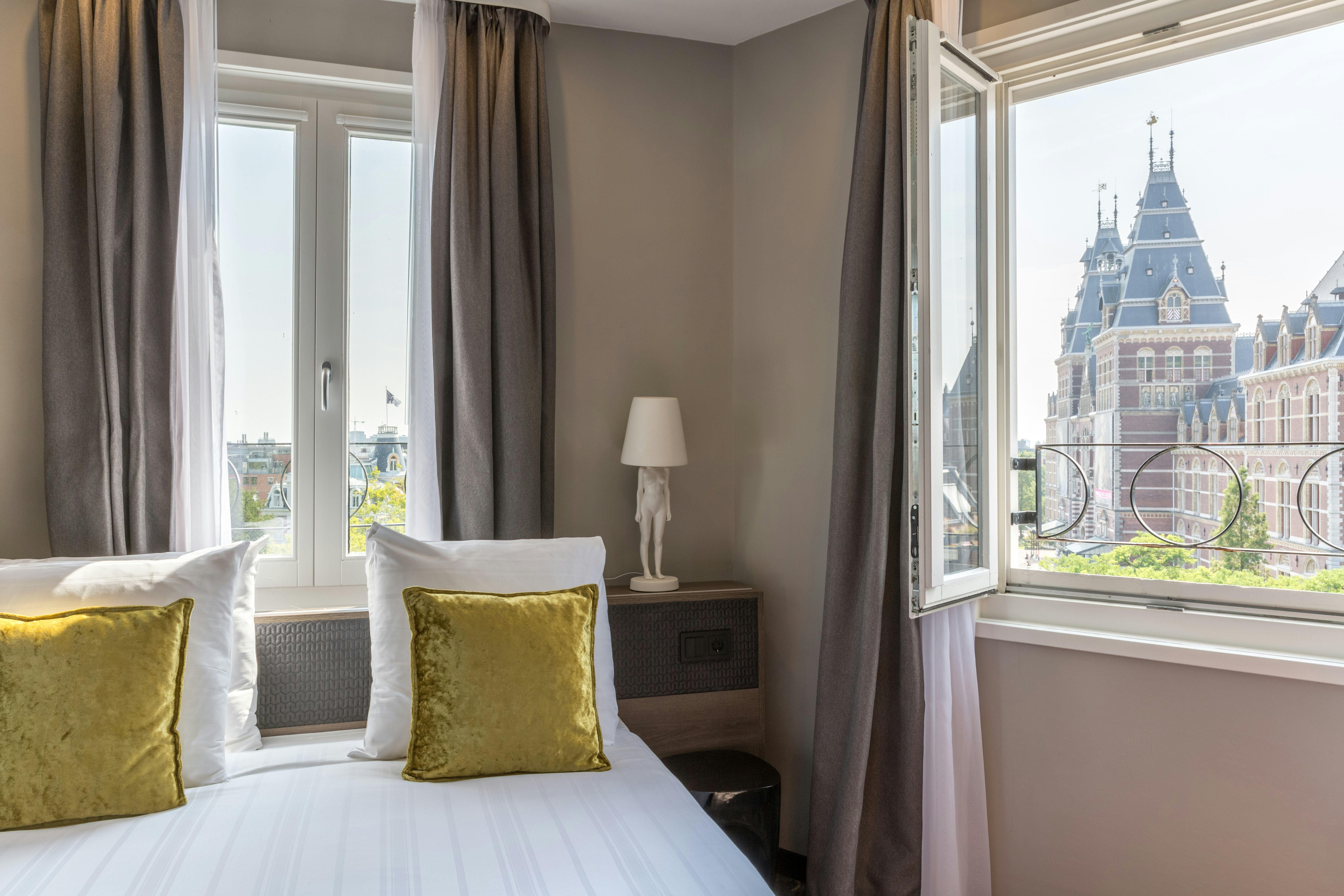غرفة كومفورت بسرير مزدوج وسريرين منفصلين، Leonardo Hotel Amsterdam Museum Quarter 3/4