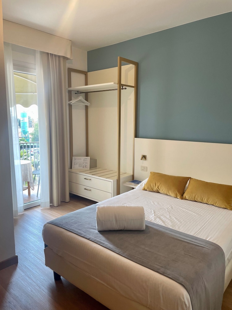 ROOM, SINGLE, BALCONY