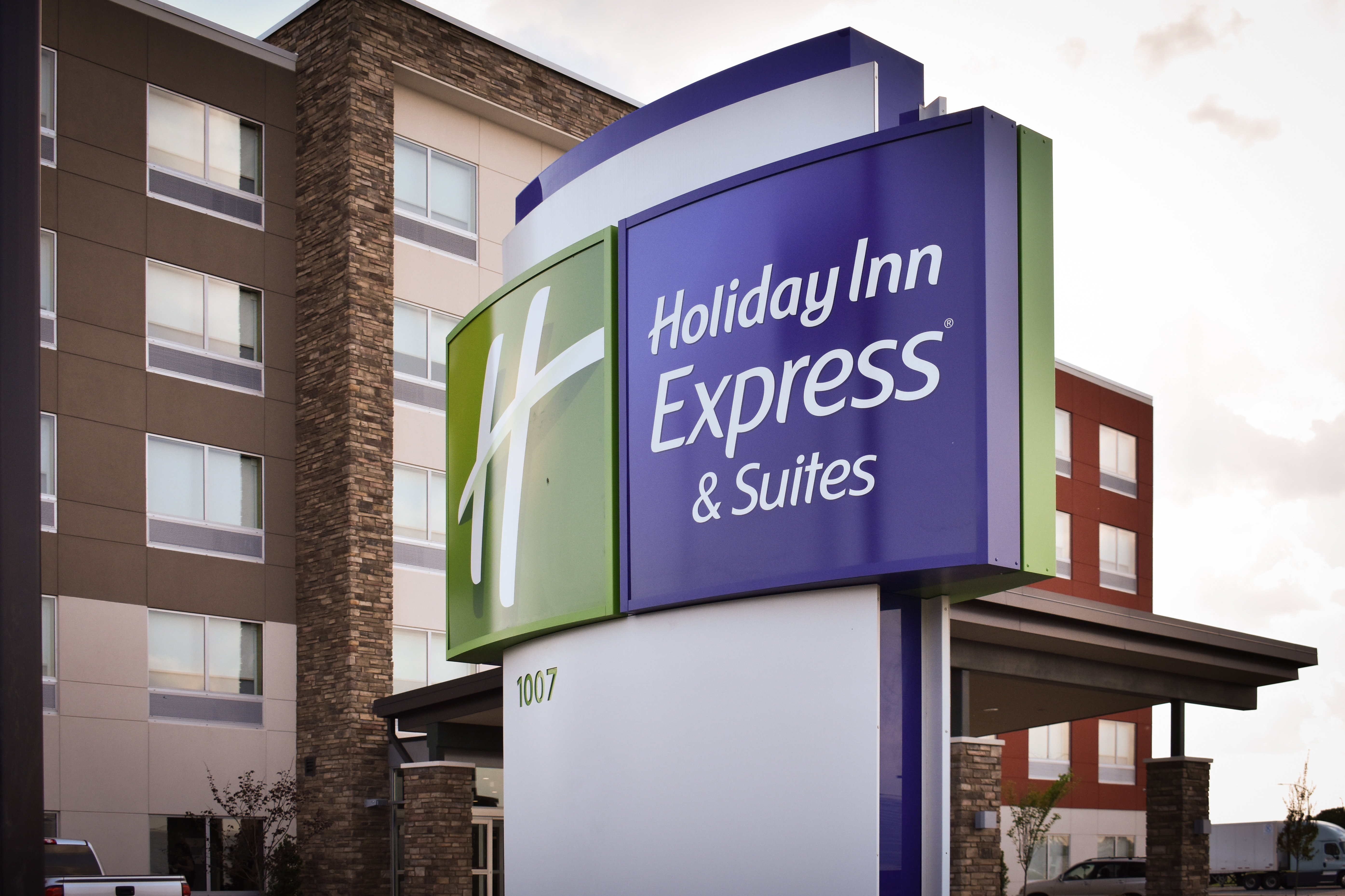 Holiday Inn Express & Suites West Memphis 5/53
