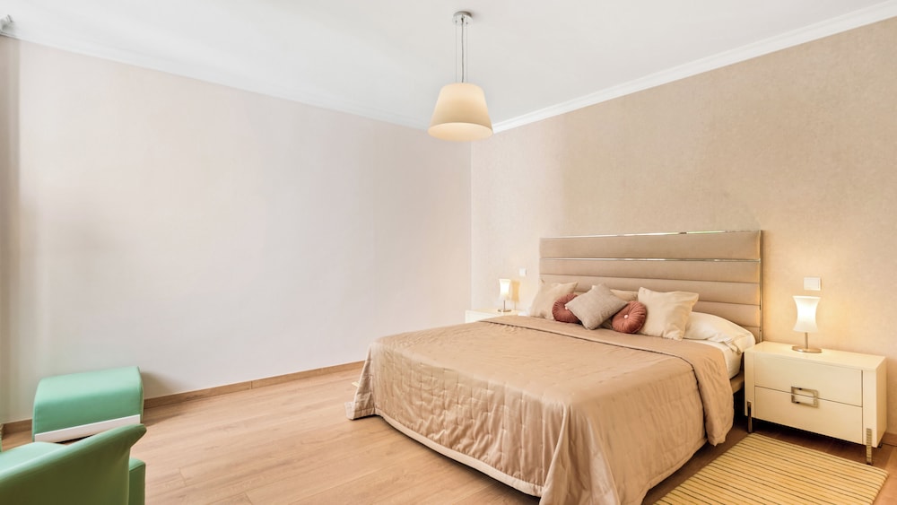 Host Villas & Suites 12/50