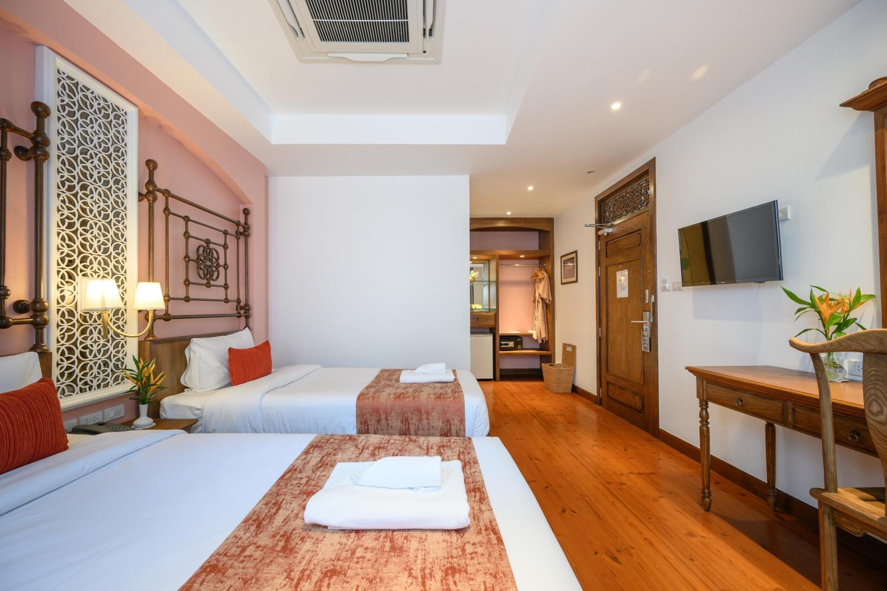 Superior, Twin Beds, WOO Gallery & Boutique hotel 3/9