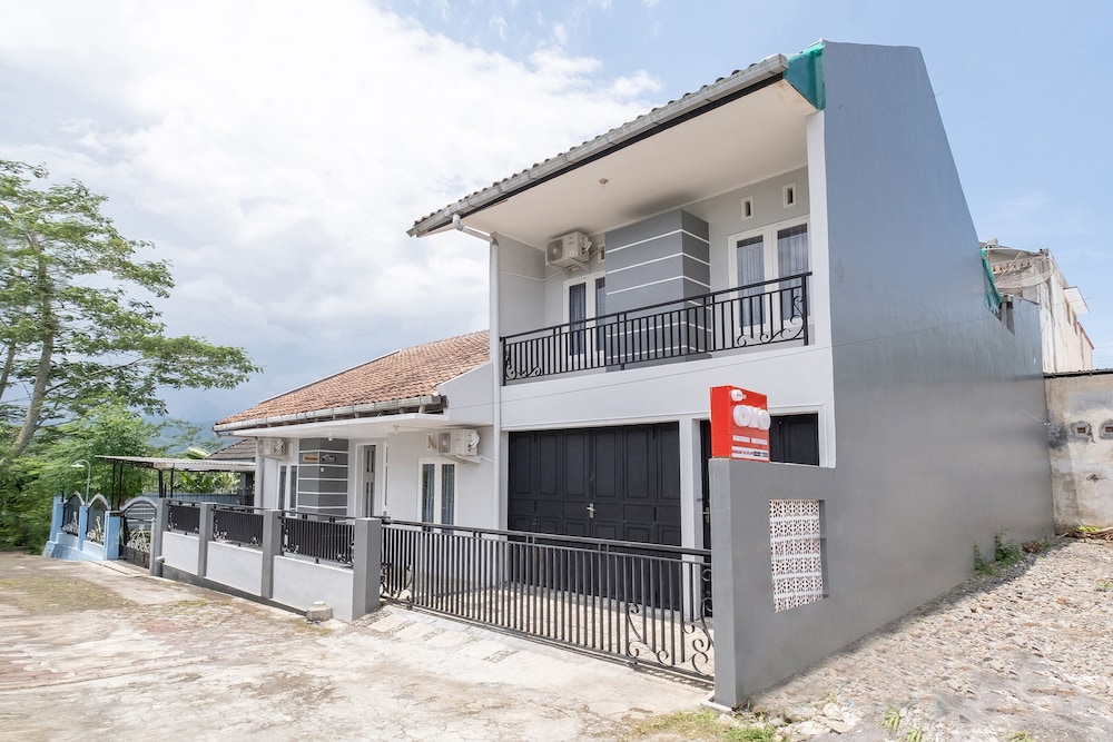 OYO 2727 Nareswari Guest House 2/27