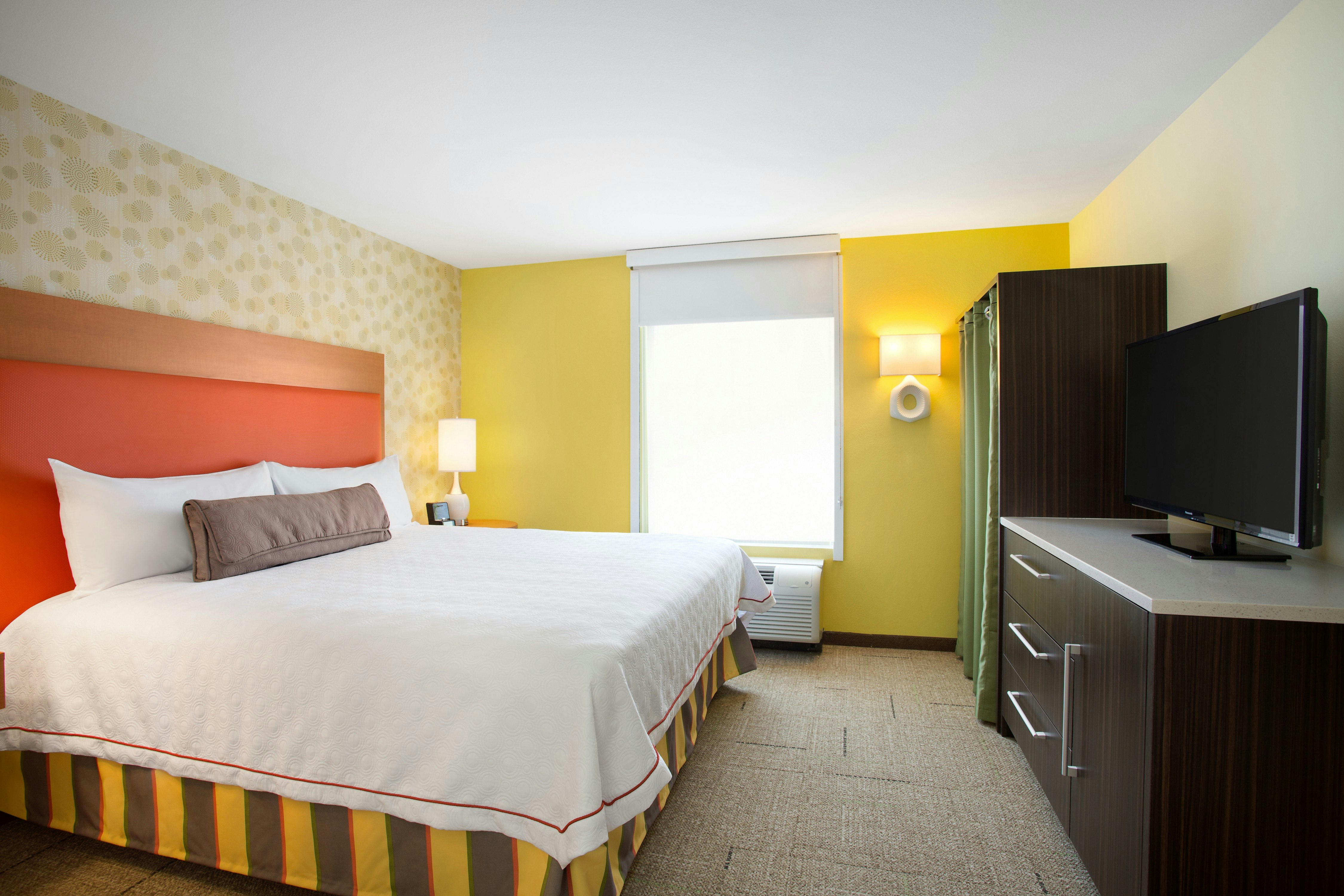 STUDIO, SUITE, KING BED