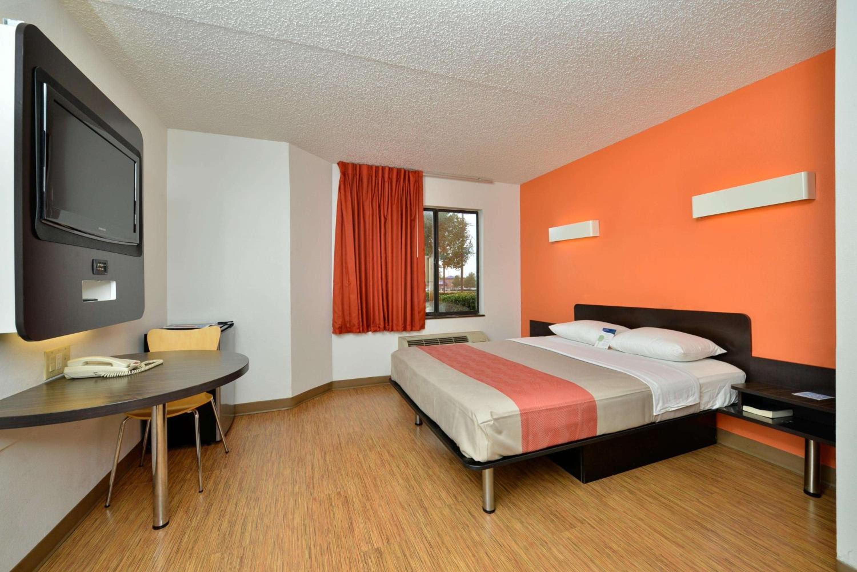 ROOM, QUEEN BED, SMOKING