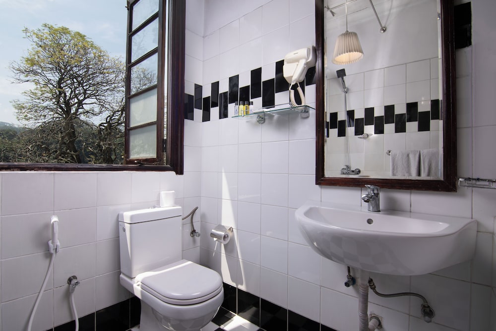 Queens Hotel 50/50