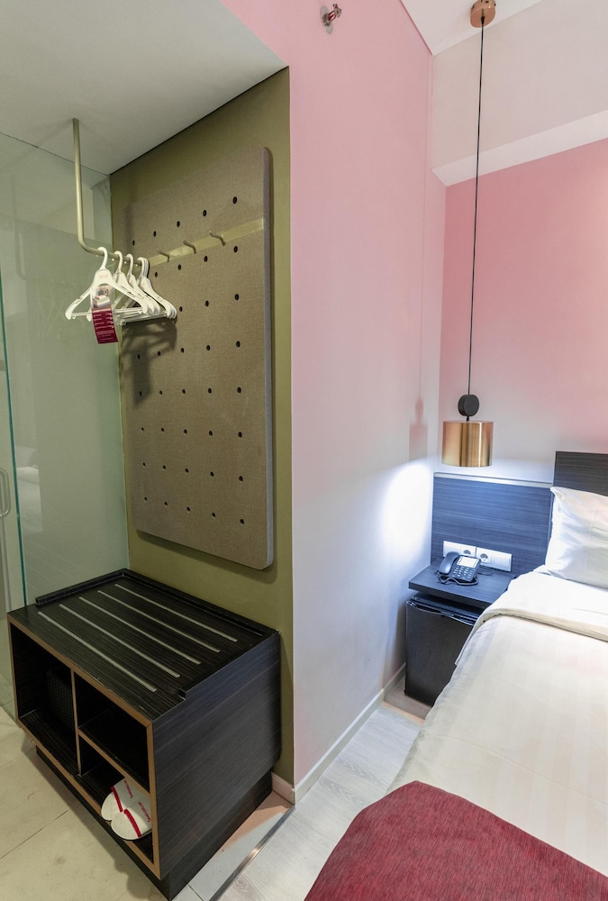 Brits Hotel Puri Indah 23/40