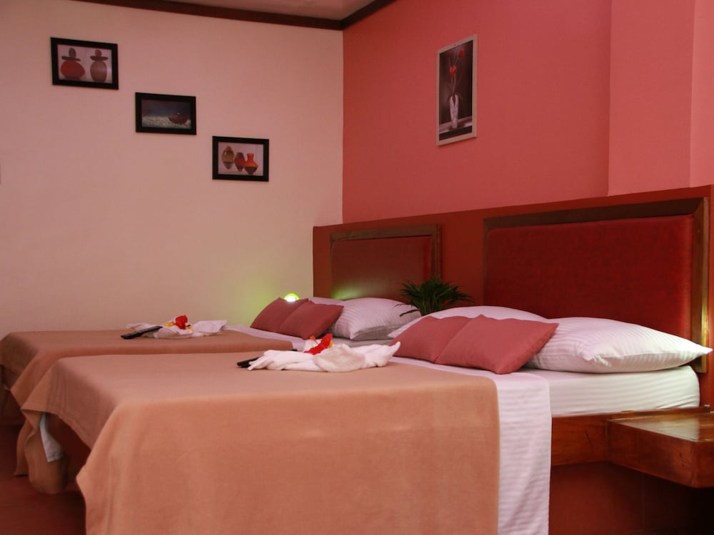 POOL, SUITE, QUEEN BED