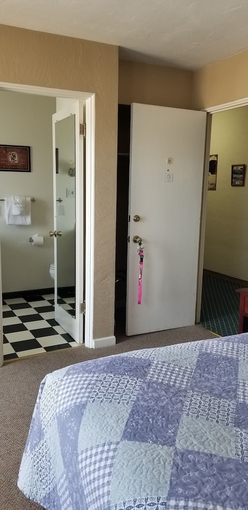 Lighthouse Inn 35/76