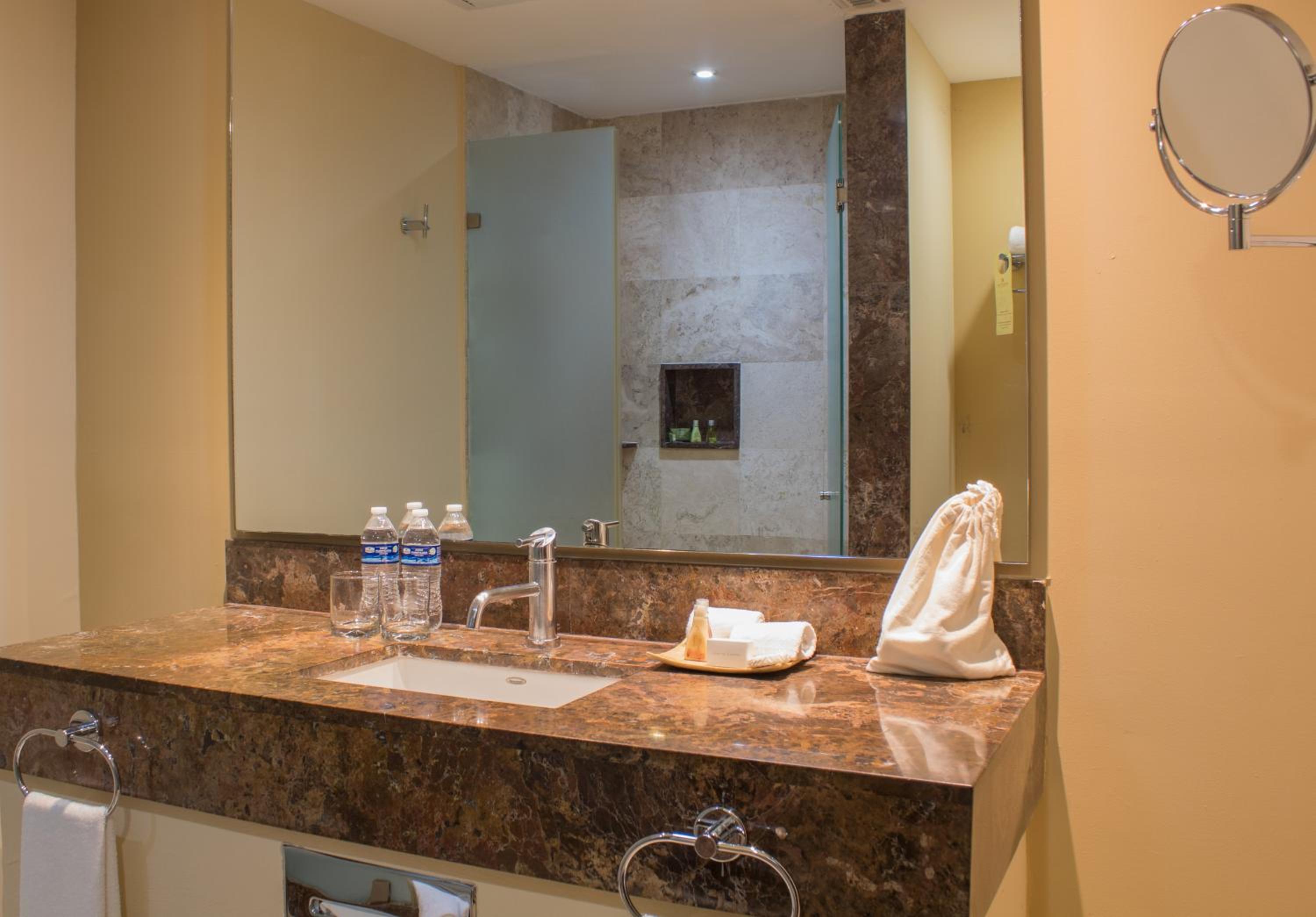 Deluxe, Ocean Front، Sunset Plaza Beach Resort 8/10