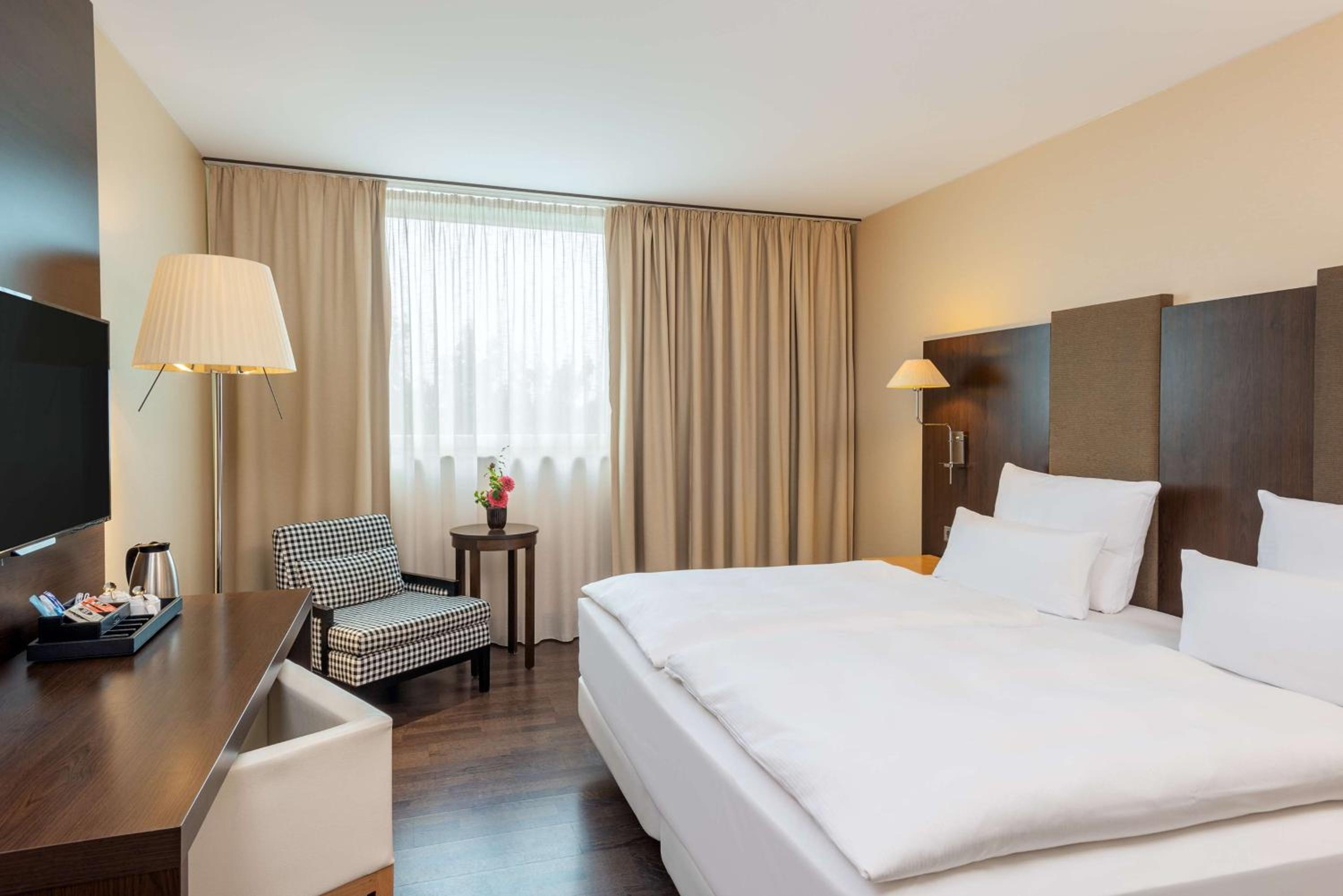 Standard, King Bed, Nh Stuttgart Airport 6/10