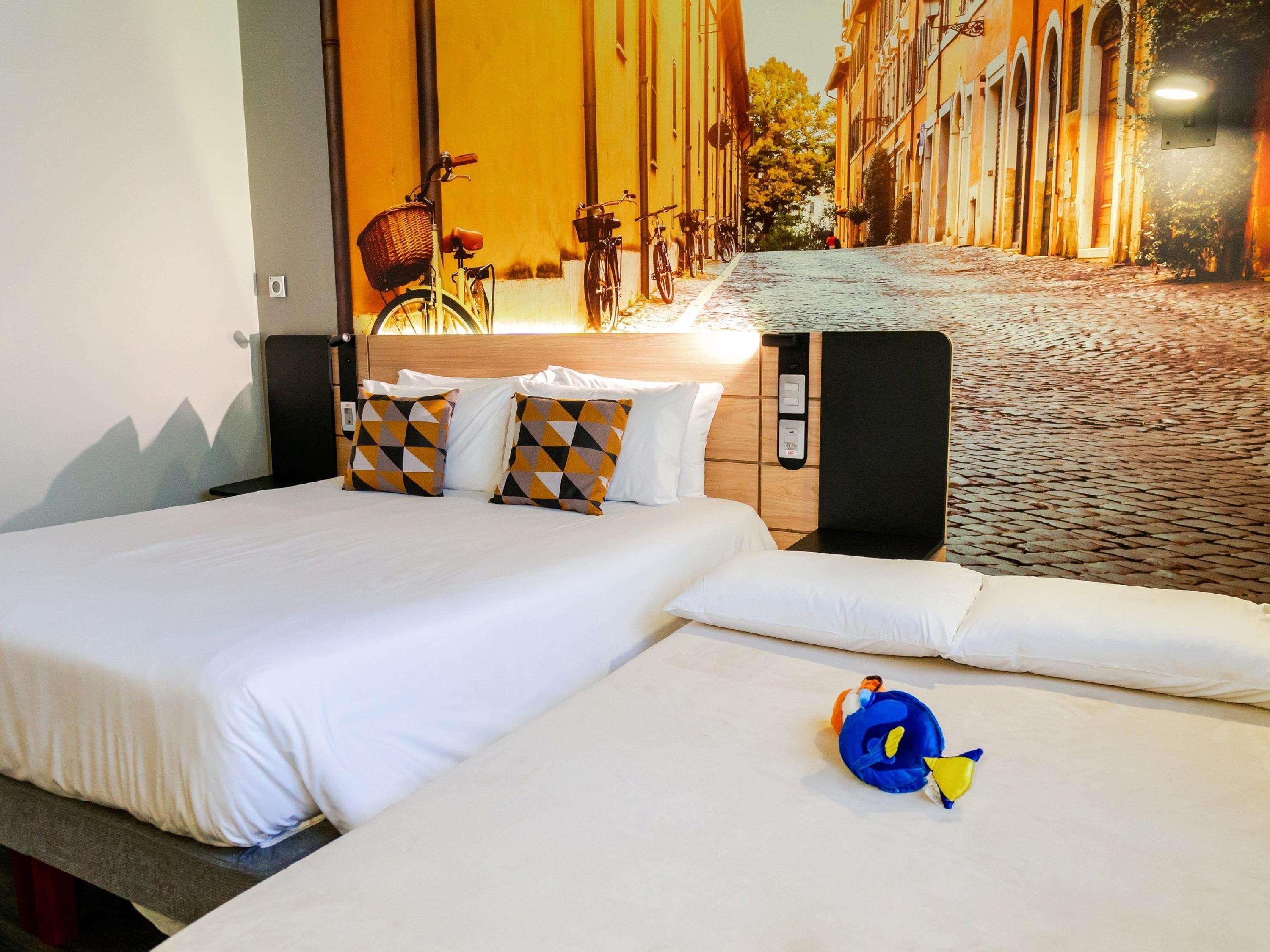 UPPER, QUEEN BED, SOFA