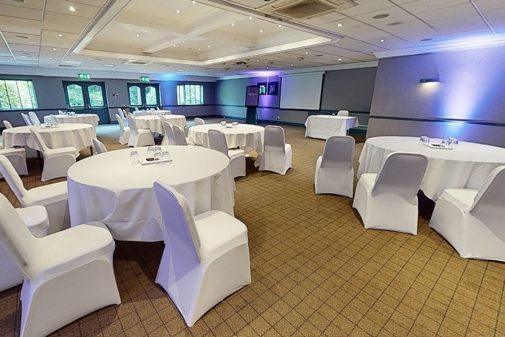 Village Manchester Hyde Hotel Leisure Club 34/40