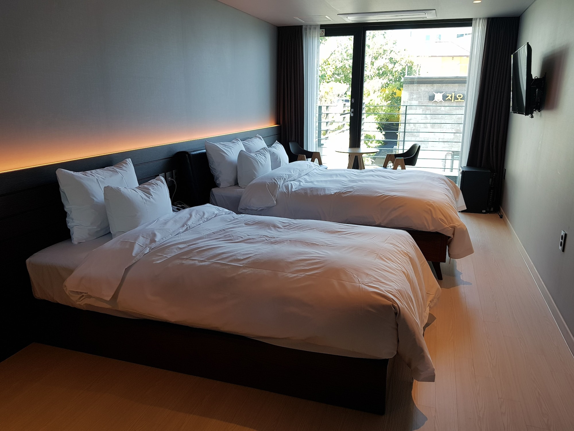 ROOM, TWIN BEDS