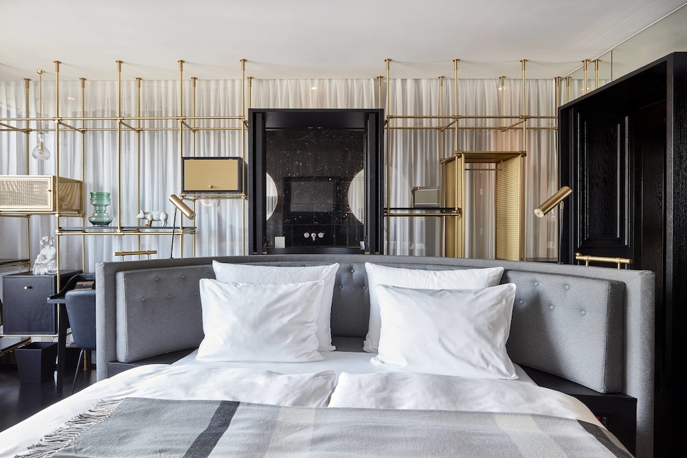 Roomers Munich, Autograph Collection 14/56