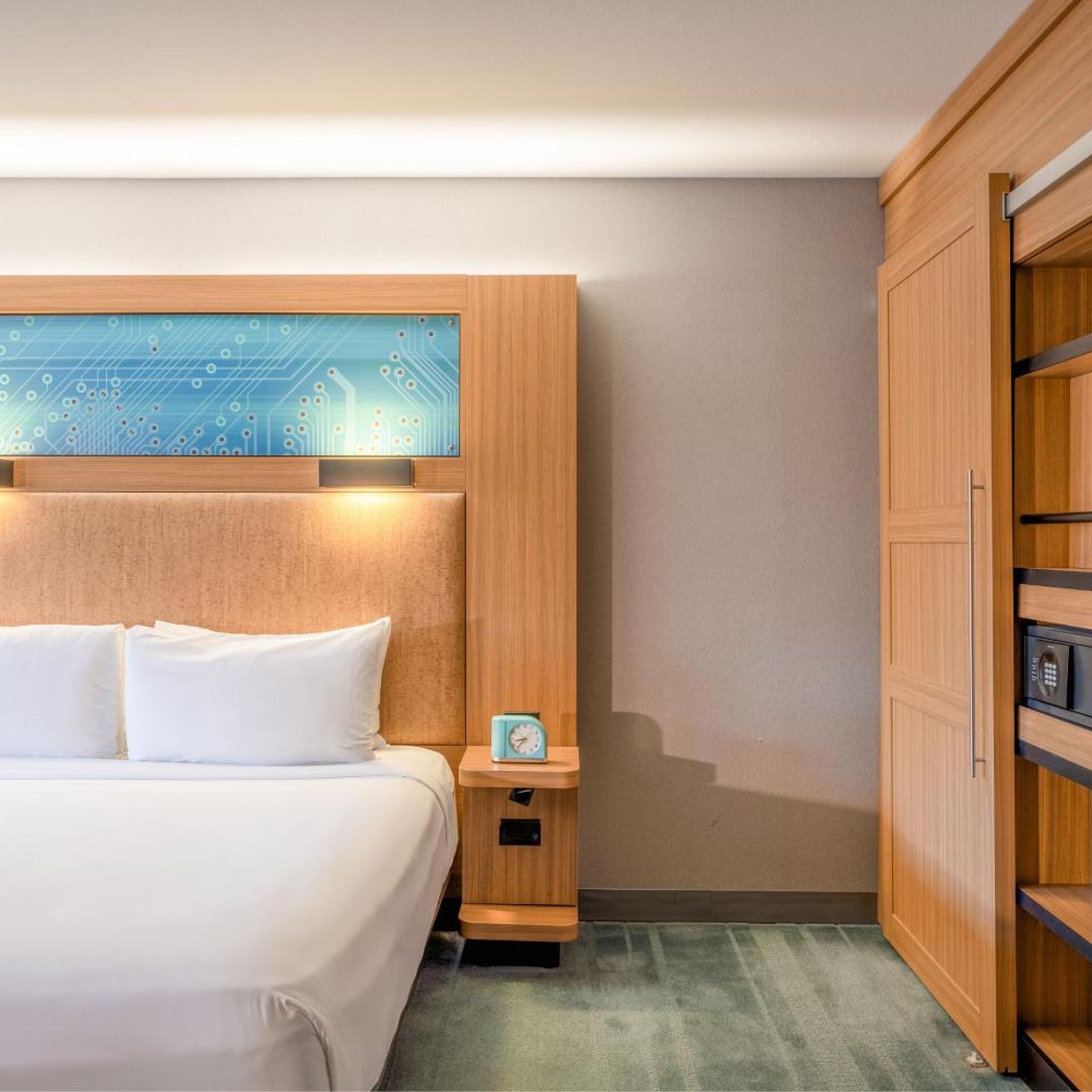 Savvy, Guest Room, King Bed