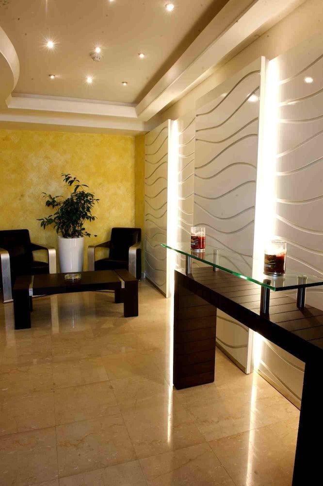 The Avenue Suites 4/46
