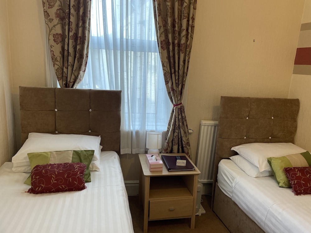 Diamonds Lodge Ltd (Ex Crossways Guest House) 8/34