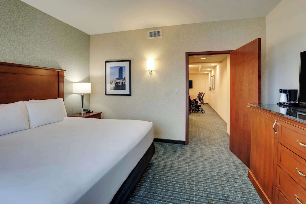 2 Rooms, Me, Suite, King Bed, Bathtub, Accessible