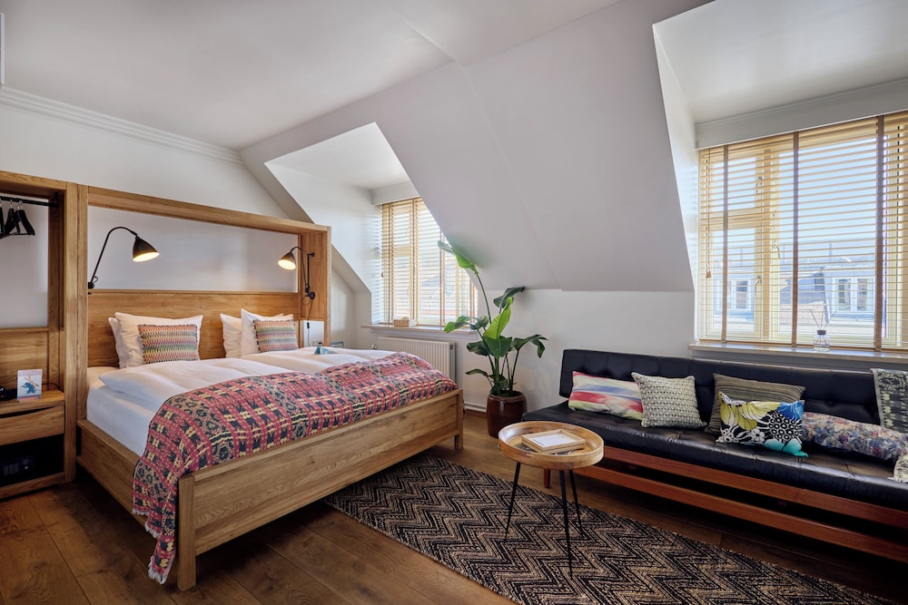 PANORAMIC, SUITE, QUEEN BED, CITY VIEW, HOT TUB
