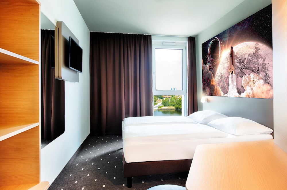 ROOM, QUEEN BED