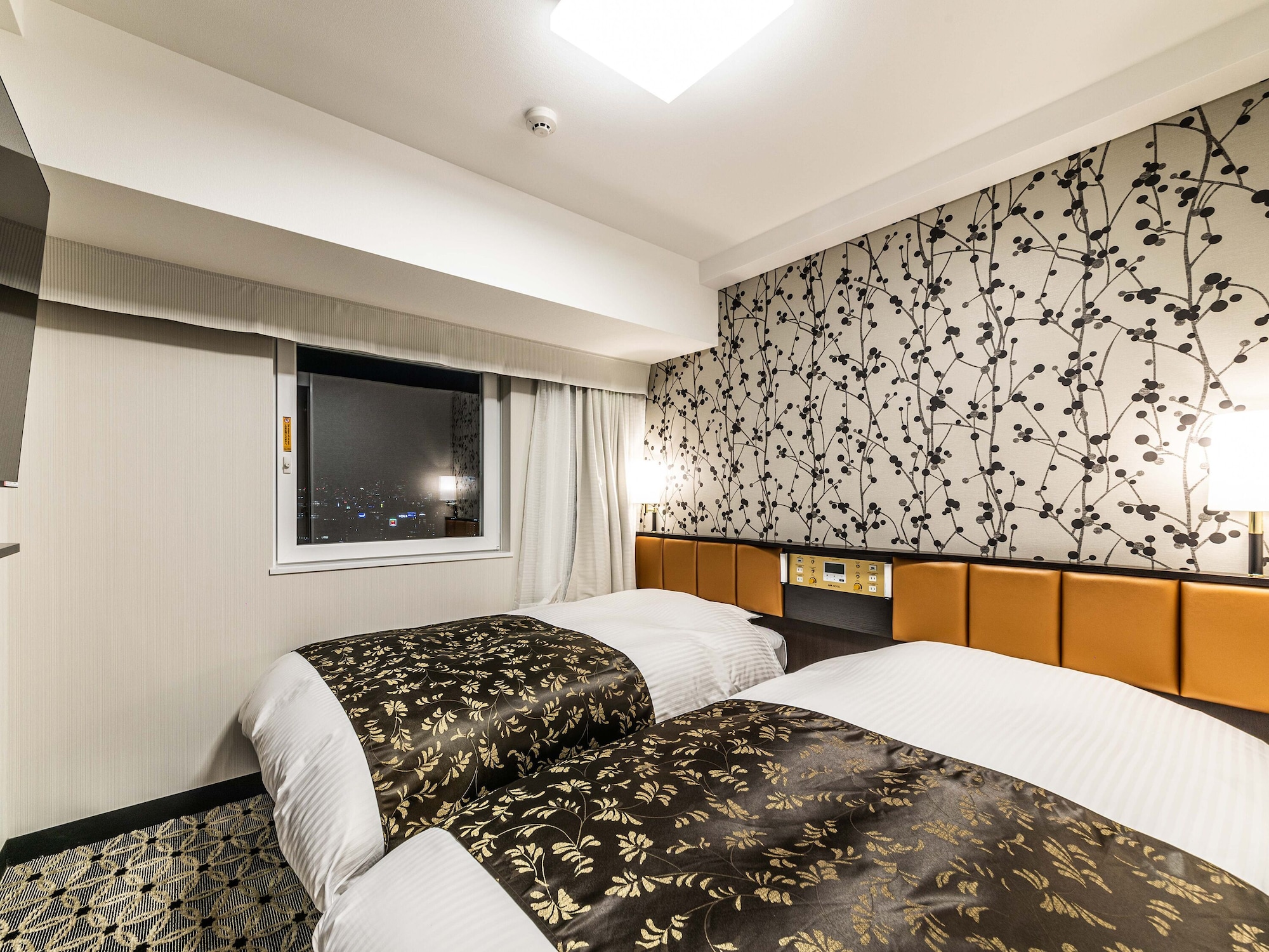CASUAL, TWIN BEDS, HIGH FLOOR