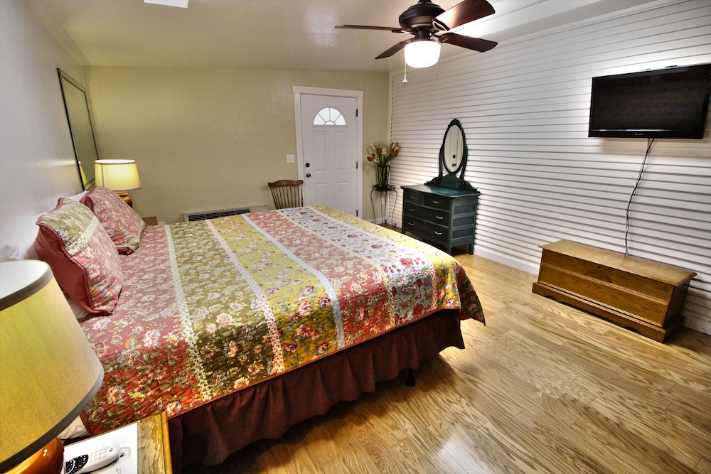 Peach Tree Inn & Suites 16/67