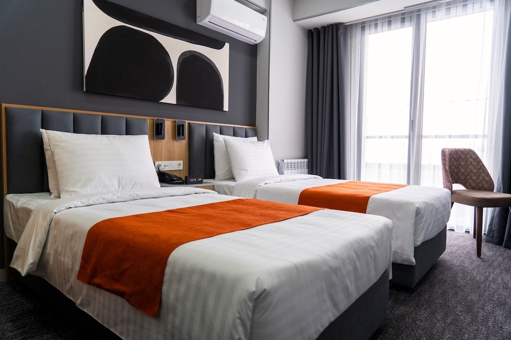 ROOM, TWIN BEDS