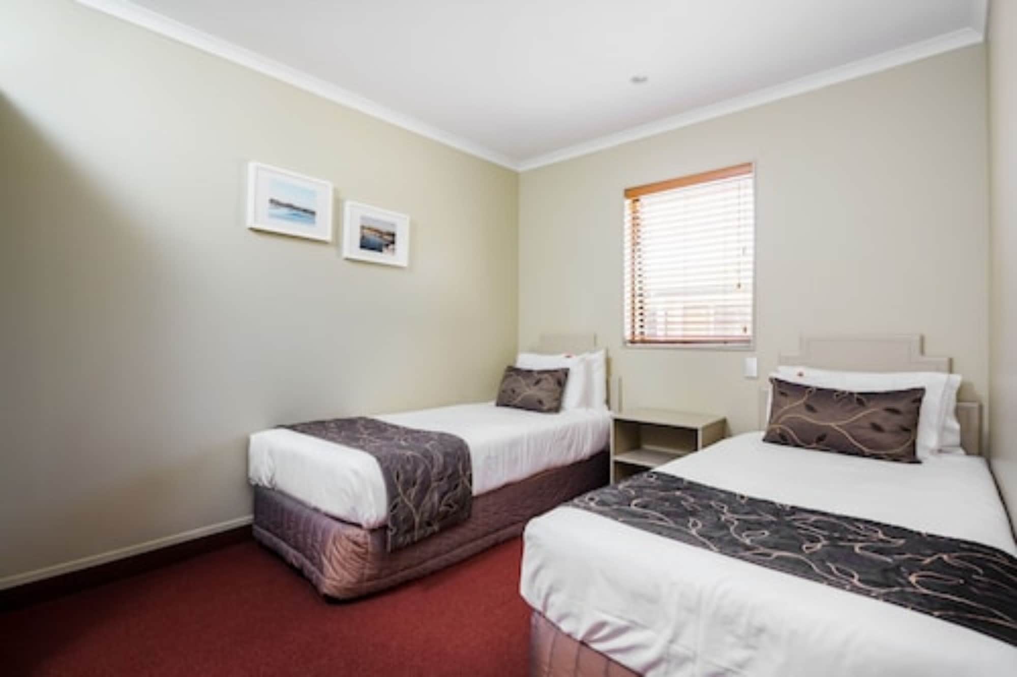 2 Bedrooms, Suite, Twin Beds, Queen Bed, Sofa