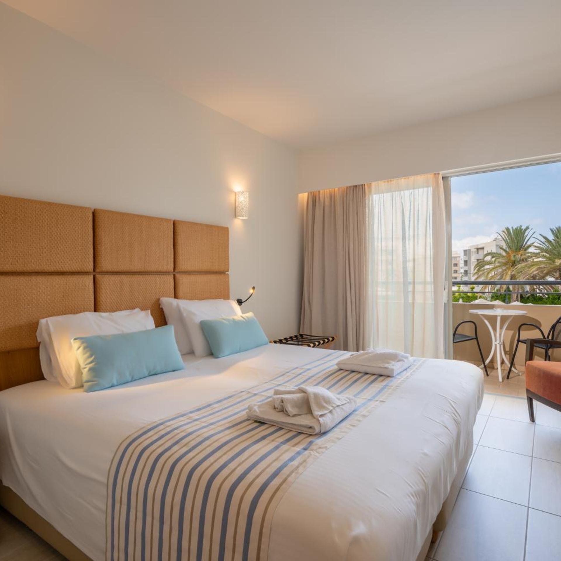 Deluxe, Double or Twin Bed, Pool View