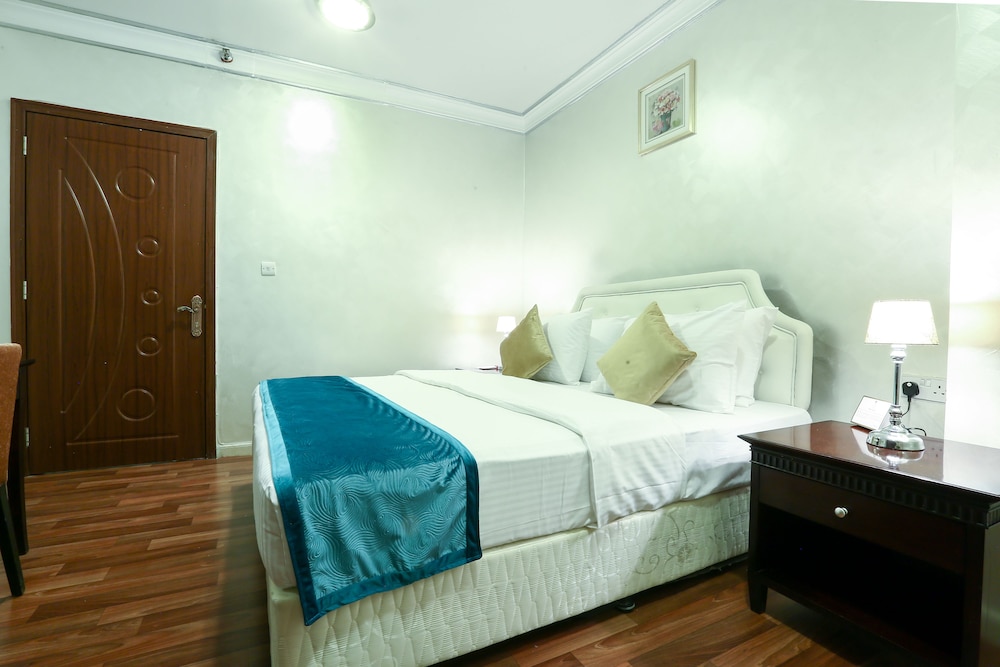 La Villa Suites Hotel 27/48