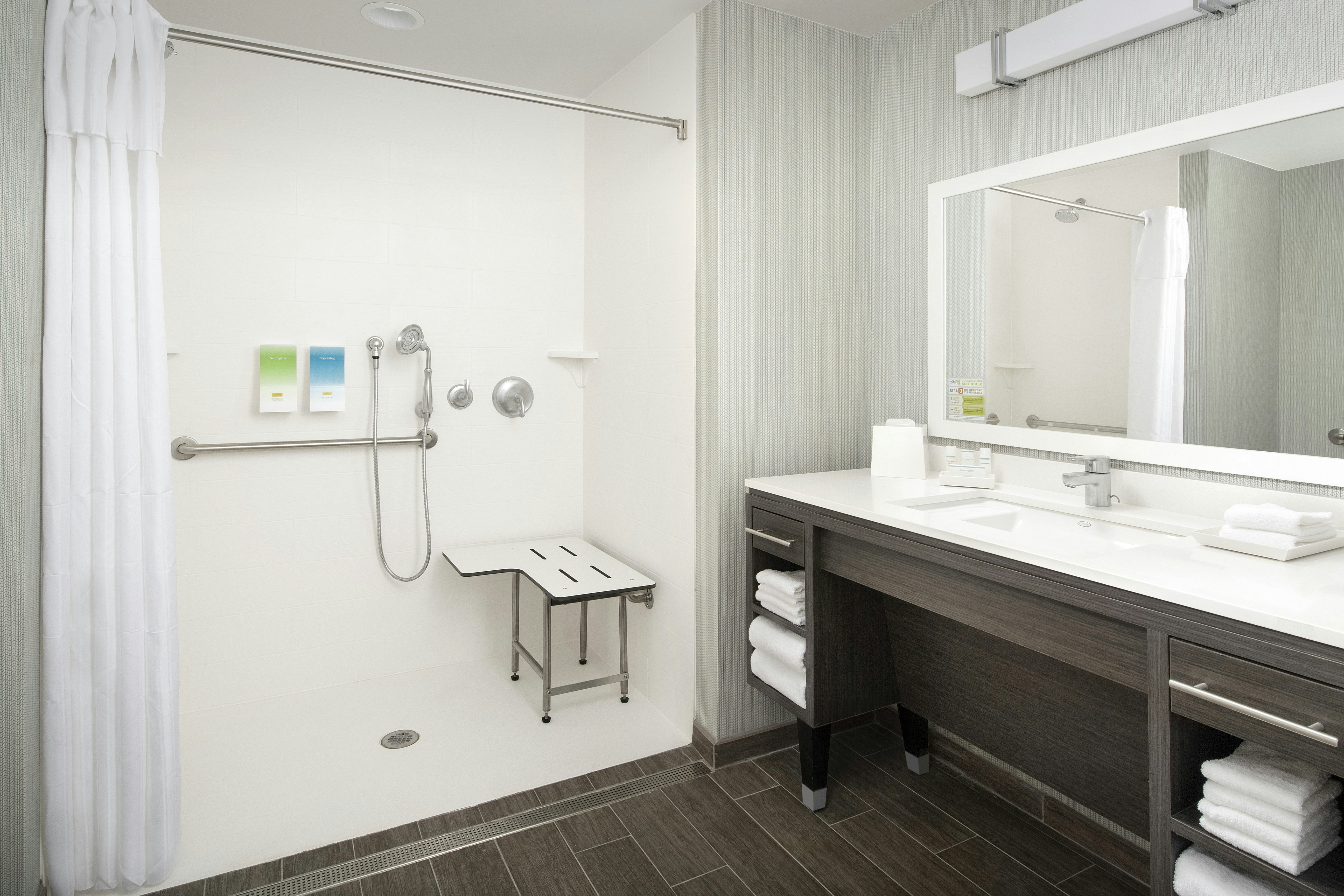 SUITE, KING BED, ACCESSIBLE