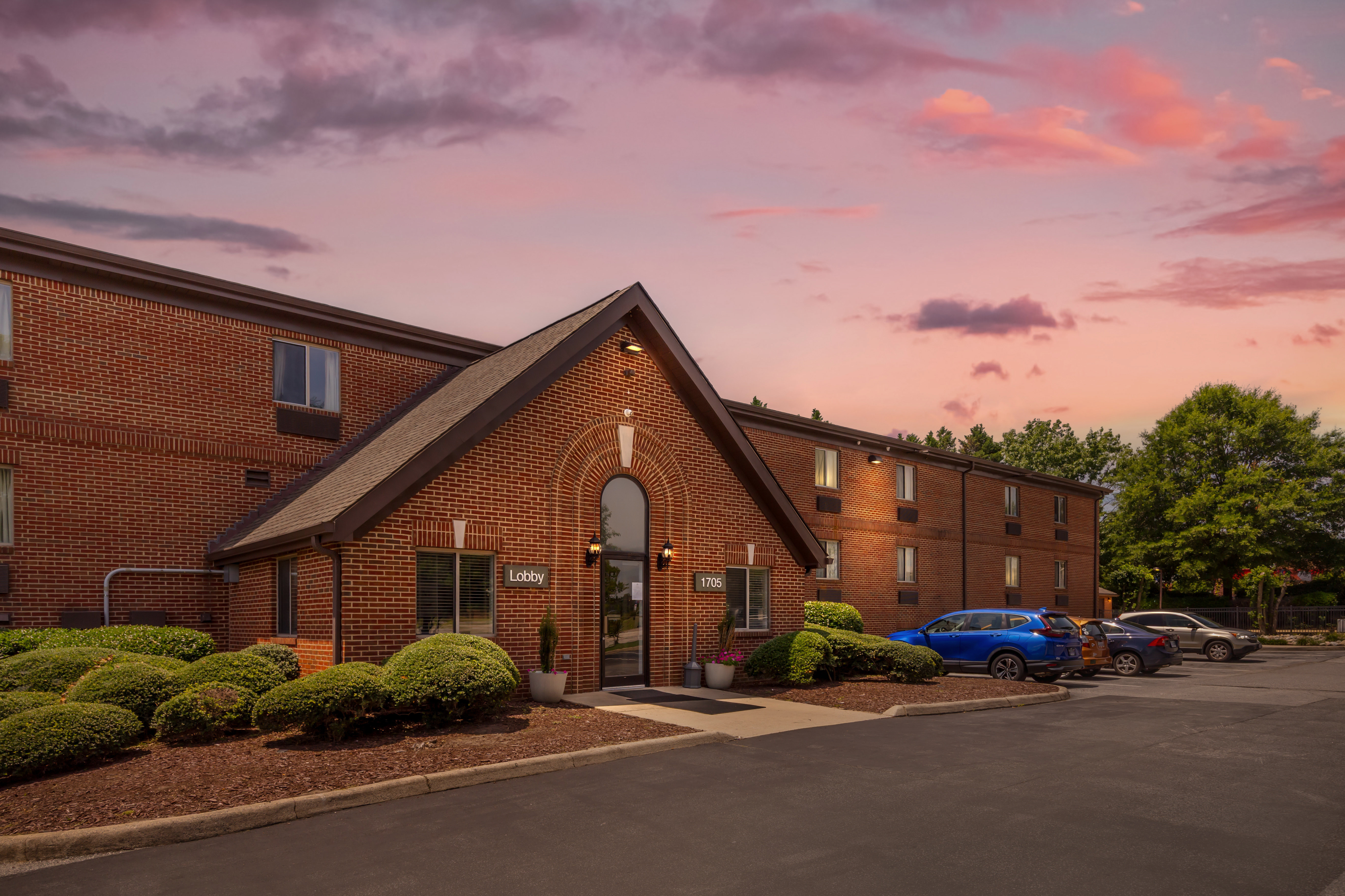 HomeTowne Studios & Suites by Red Roof Greensboro 2/28